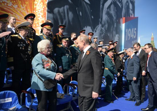 Президент РФ В.Путин и премьер-министр РФ Д.Медведев на военном параде в честь 73-й годовщины Победы в ВОВ