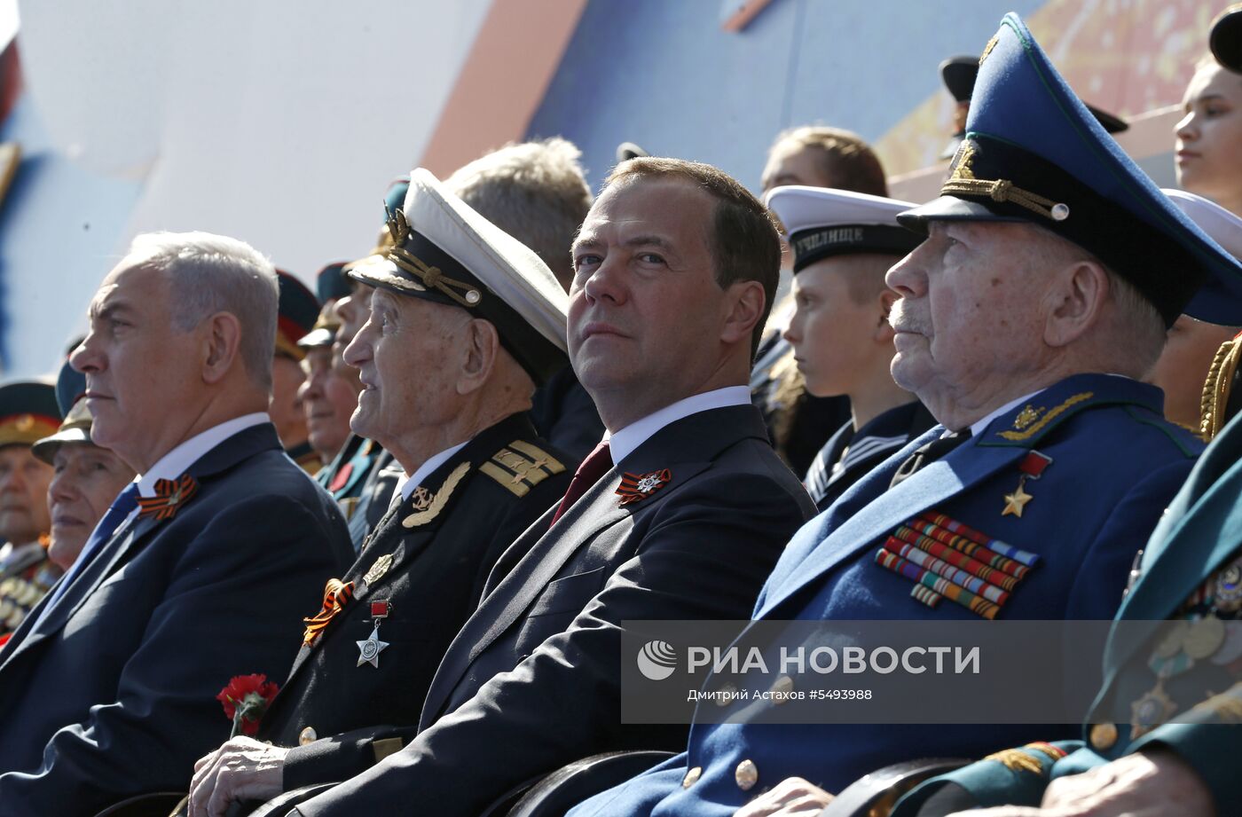 Президент РФ В.Путин и премьер-министр РФ Д.Медведев на военном параде в честь 73-й годовщины Победы в ВОВ