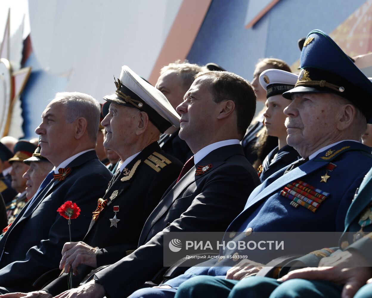 Президент РФ В.Путин и премьер-министр РФ Д.Медведев на военном параде в честь 73-й годовщины Победы в ВОВ