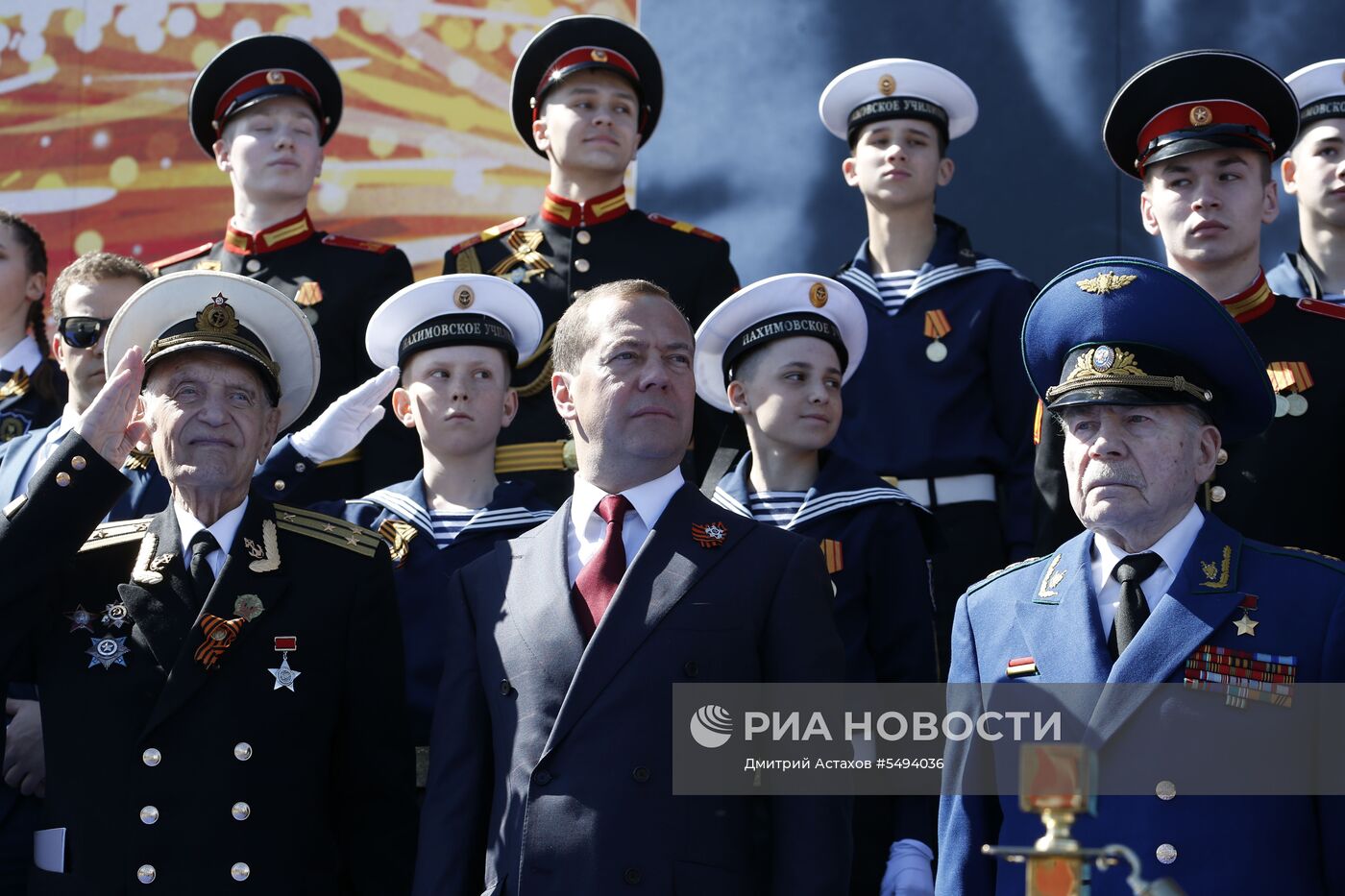 Президент РФ В.Путин и премьер-министр РФ Д.Медведев на военном параде в честь 73-й годовщины Победы в ВОВ