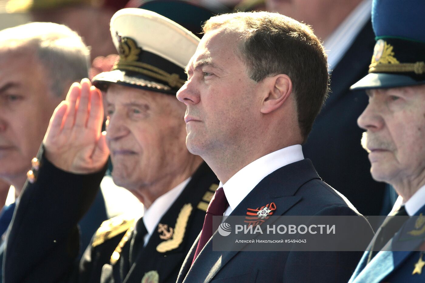 Президент РФ В.Путин и премьер-министр РФ Д.Медведев на военном параде в честь 73-й годовщины Победы в ВОВ