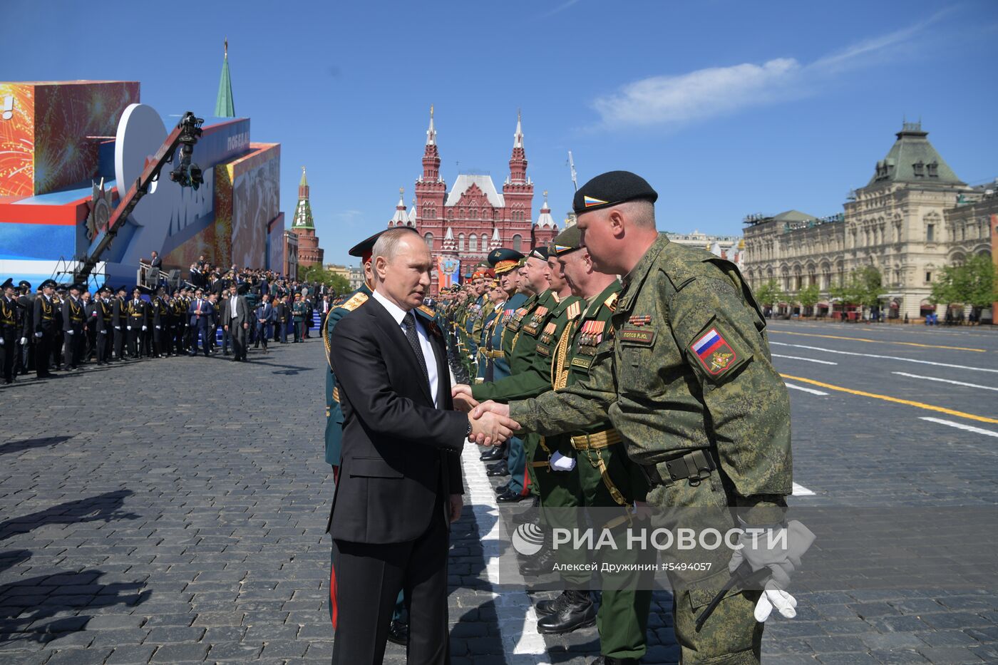 Президент РФ В.Путин и премьер-министр РФ Д.Медведев на военном параде в честь 73-й годовщины Победы в ВОВ