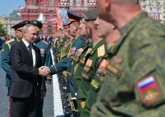 Президент РФ В.Путин и премьер-министр РФ Д.Медведев на военном параде в честь 73-й годовщины Победы в ВОВ