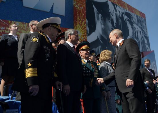 Президент РФ В.Путин и премьер-министр РФ Д.Медведев на военном параде в честь 73-й годовщины Победы в ВОВ