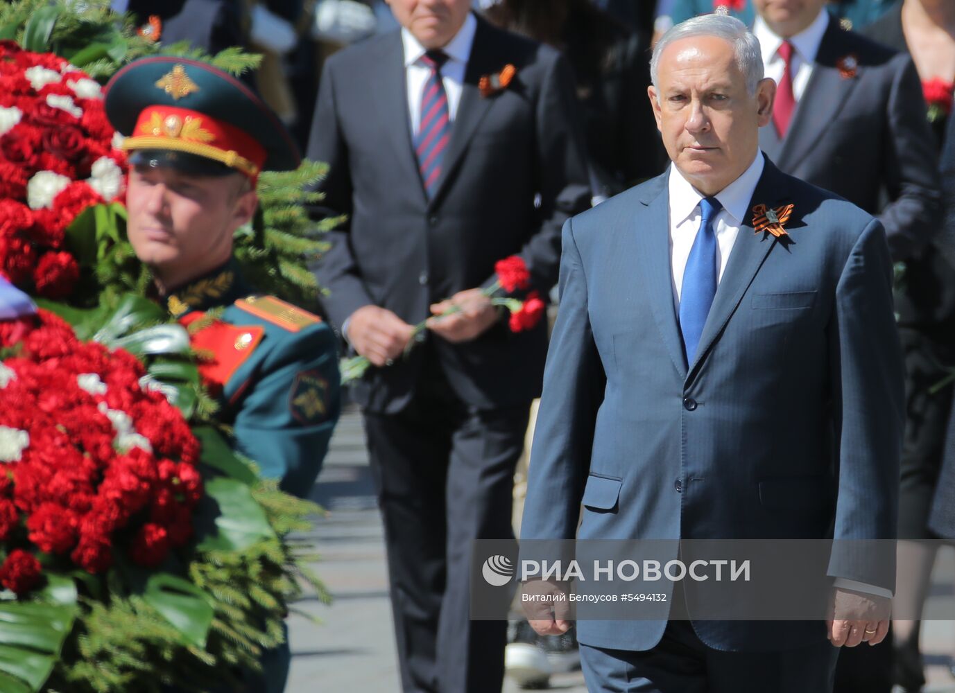 Президент РФ В. Путин и премьер-министр РФ Д. Медведев на церемонии возложения цветов к Могиле Неизвестного солдата