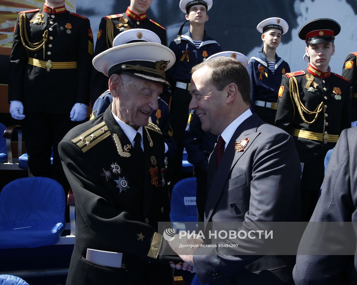 Президент РФ В.Путин и премьер-министр РФ Д.Медведев на военном параде в честь 73-й годовщины Победы в ВОВ