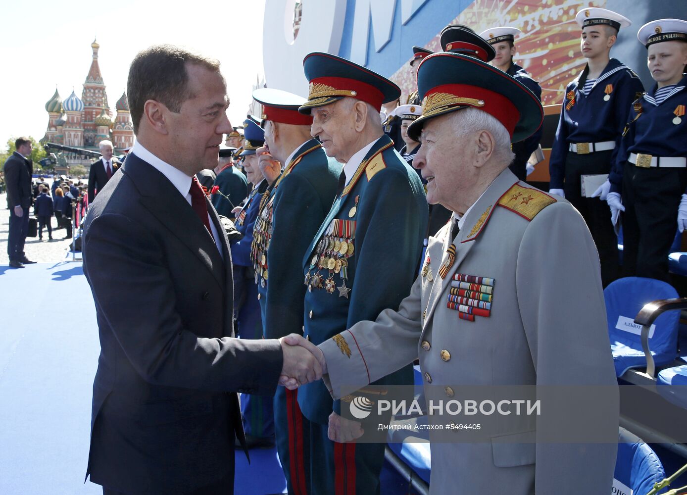 Президент РФ В.Путин и премьер-министр РФ Д.Медведев на военном параде в честь 73-й годовщины Победы в ВОВ