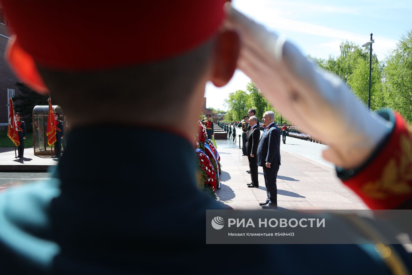Президент РФ В. Путин и премьер-министр РФ Д. Медведев на церемонии возложения цветов к Могиле Неизвестного солдата