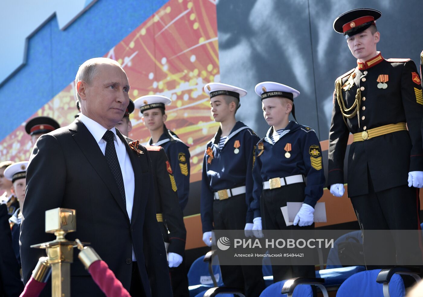 Президент РФ В.Путин и премьер-министр РФ Д.Медведев на военном параде в честь 73-й годовщины Победы в ВОВ