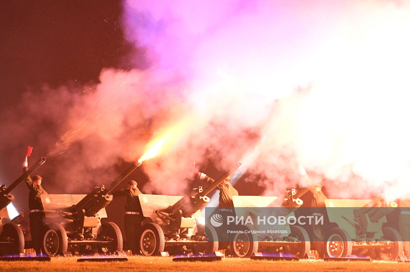 Праздничный салют в честь Дня Победы в Москве