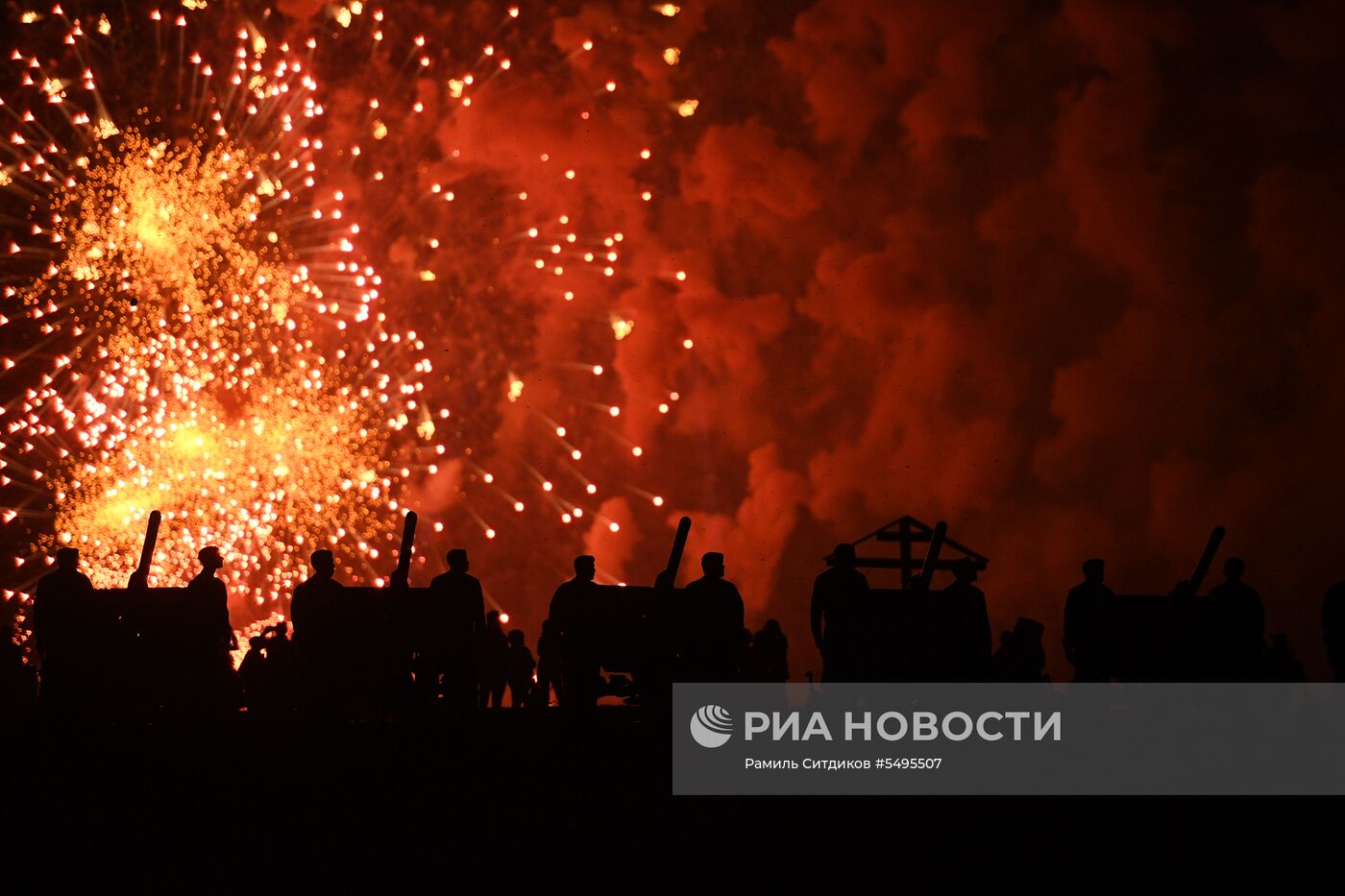 Праздничный салют в честь Дня Победы в Москве