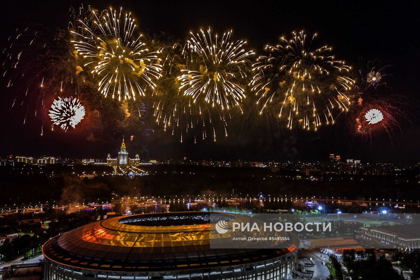 Праздничный салют в честь Дня Победы в Москве