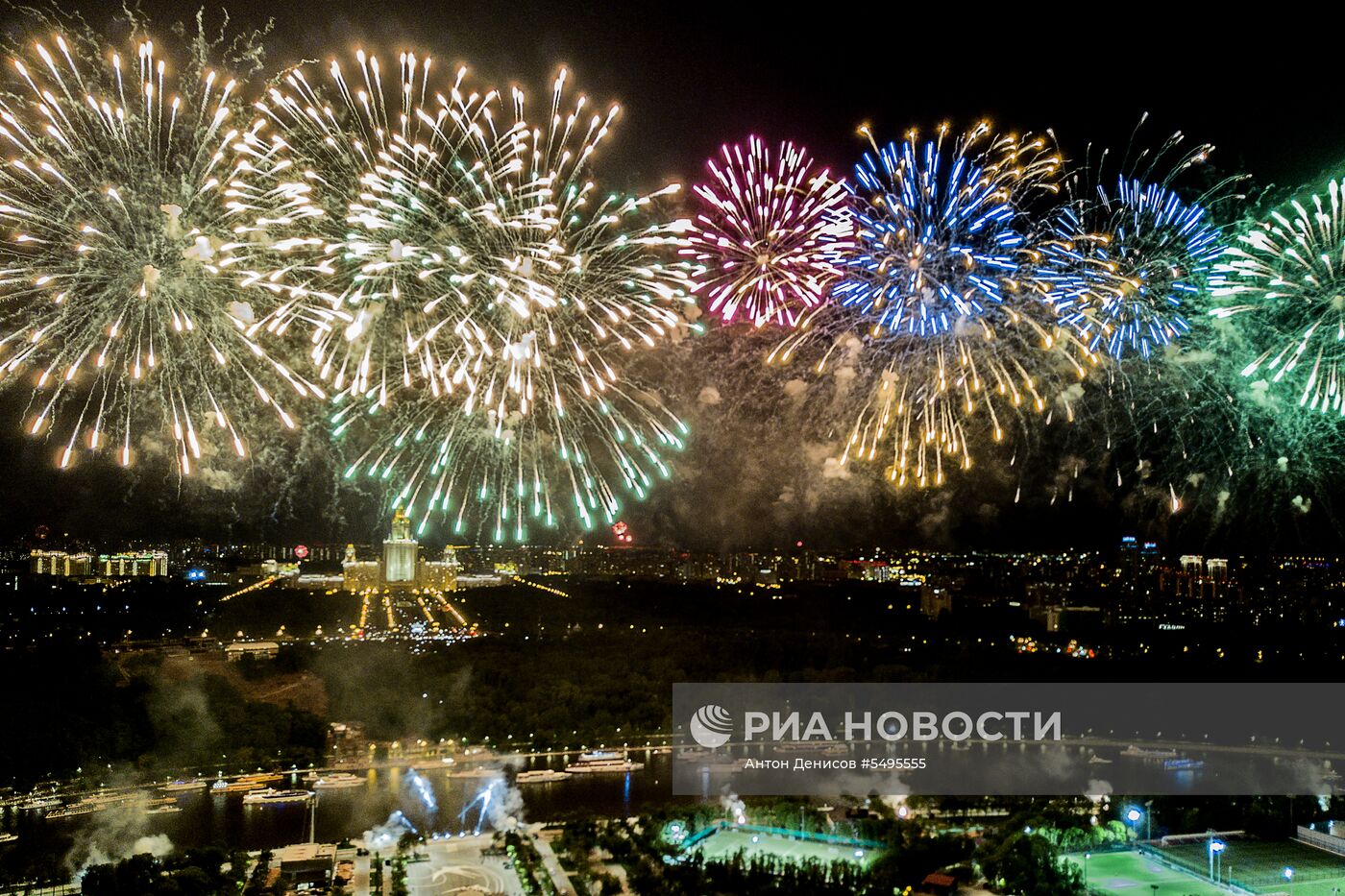 Праздничный салют в честь Дня Победы в Москве