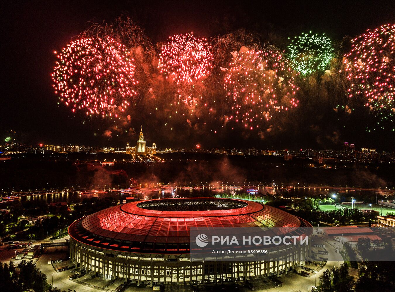 Праздничный салют в честь Дня Победы в Москве