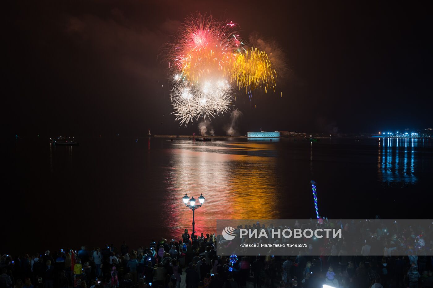 Праздничный салют  в честь Дня Победы в регионах России
