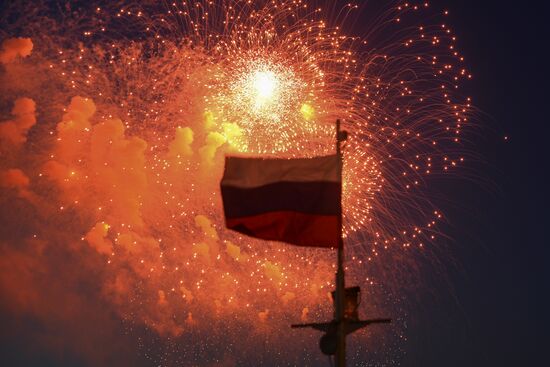 Праздничный салют  в честь Дня Победы в регионах России