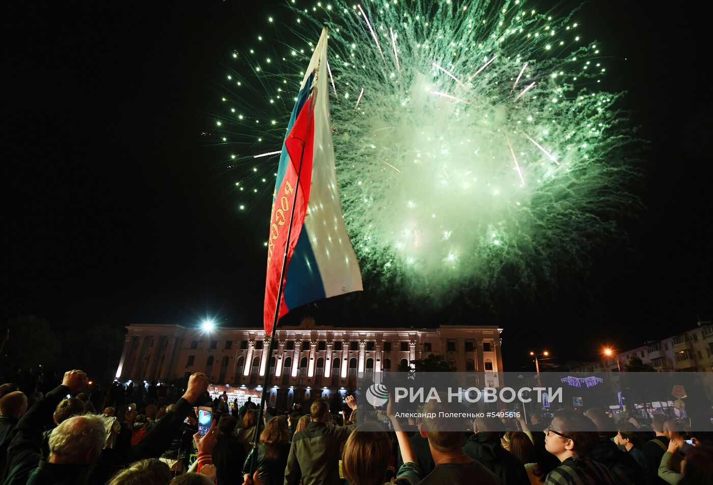 Праздничный салют  в честь Дня Победы в регионах России
