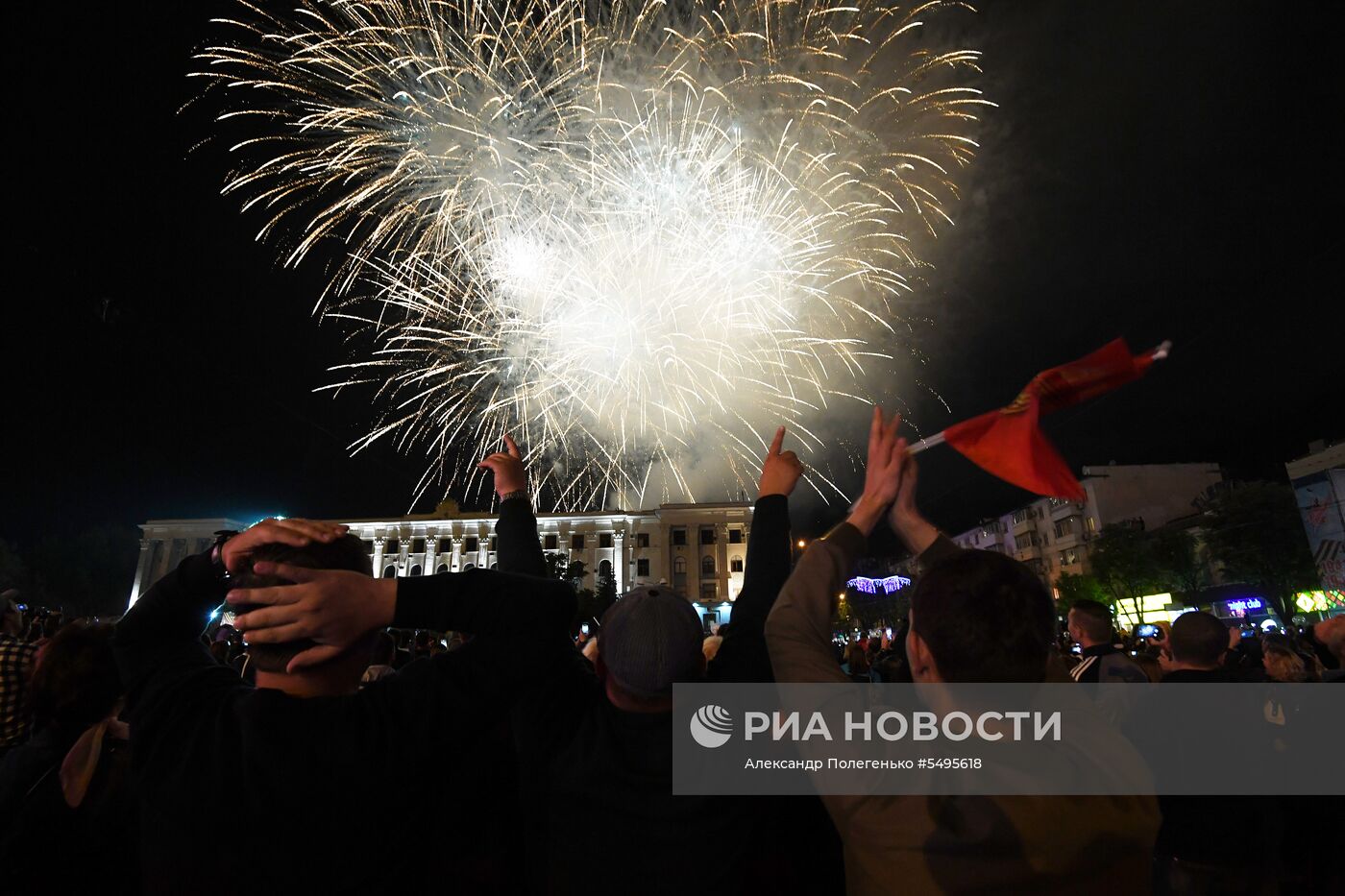 Праздничный салют  в честь Дня Победы в регионах России