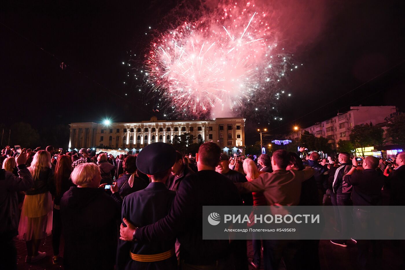 Праздничный салют  в честь Дня Победы в регионах России