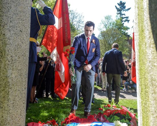 Сборная России возложила цветы к памятнику советским воинам в Копенгагене