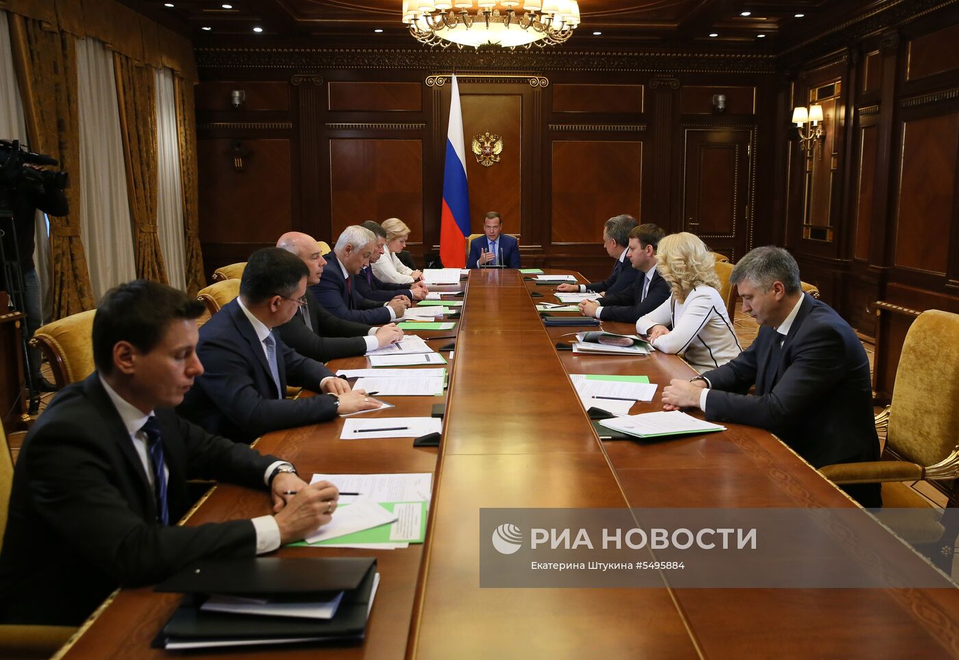 Премьер-министр РФ Д. Медведев провел совещание по реализации указа президента РФ 7 мая 2018 года 