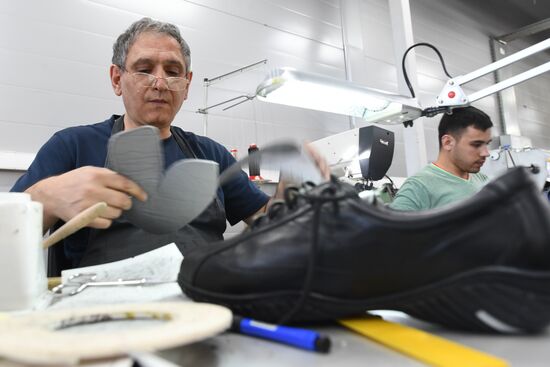 Производство обуви на предприятии "Ортомода"