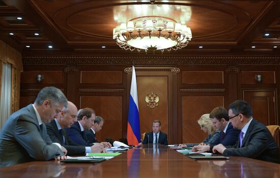 Премьер-министр РФ Дмитрий Медведев провел совещание по экономическим вопросам