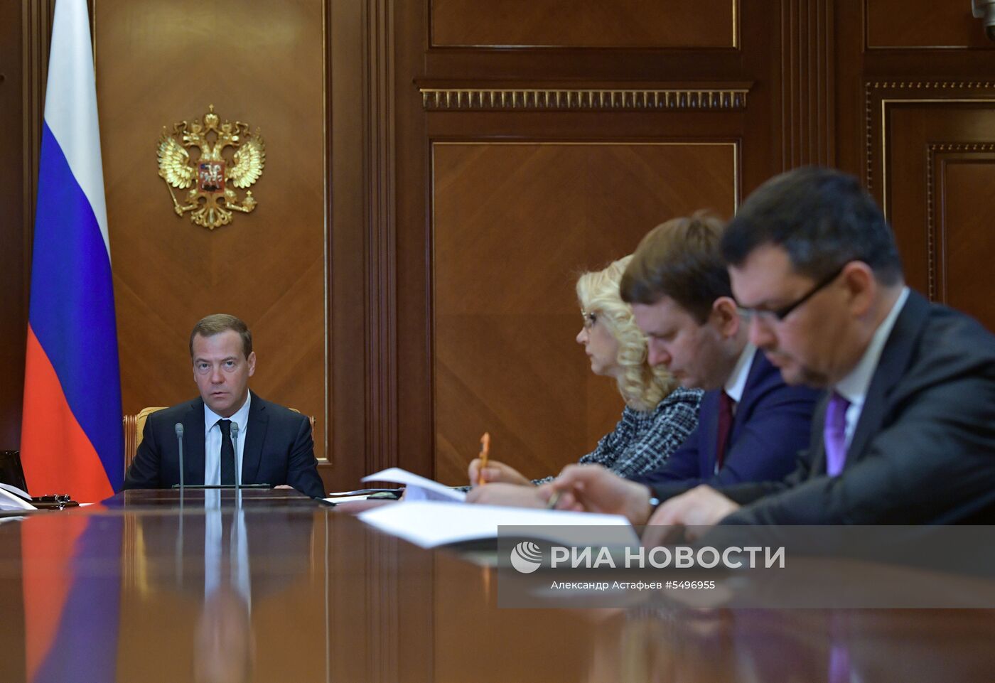 Премьер-министр РФ Дмитрий Медведев провел совещание по экономическим вопросам