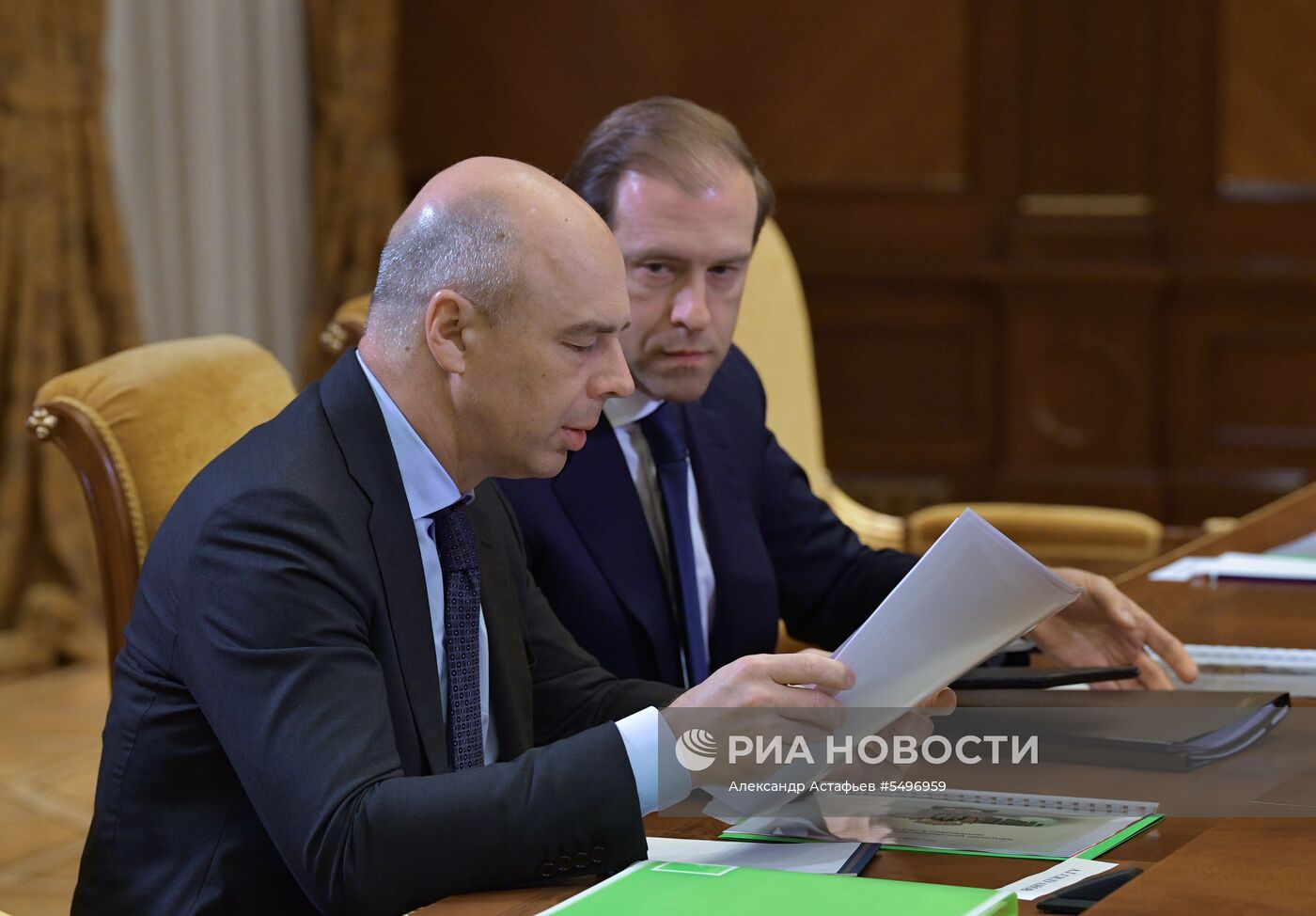 Премьер-министр РФ Дмитрий Медведев провел совещание по экономическим вопросам 