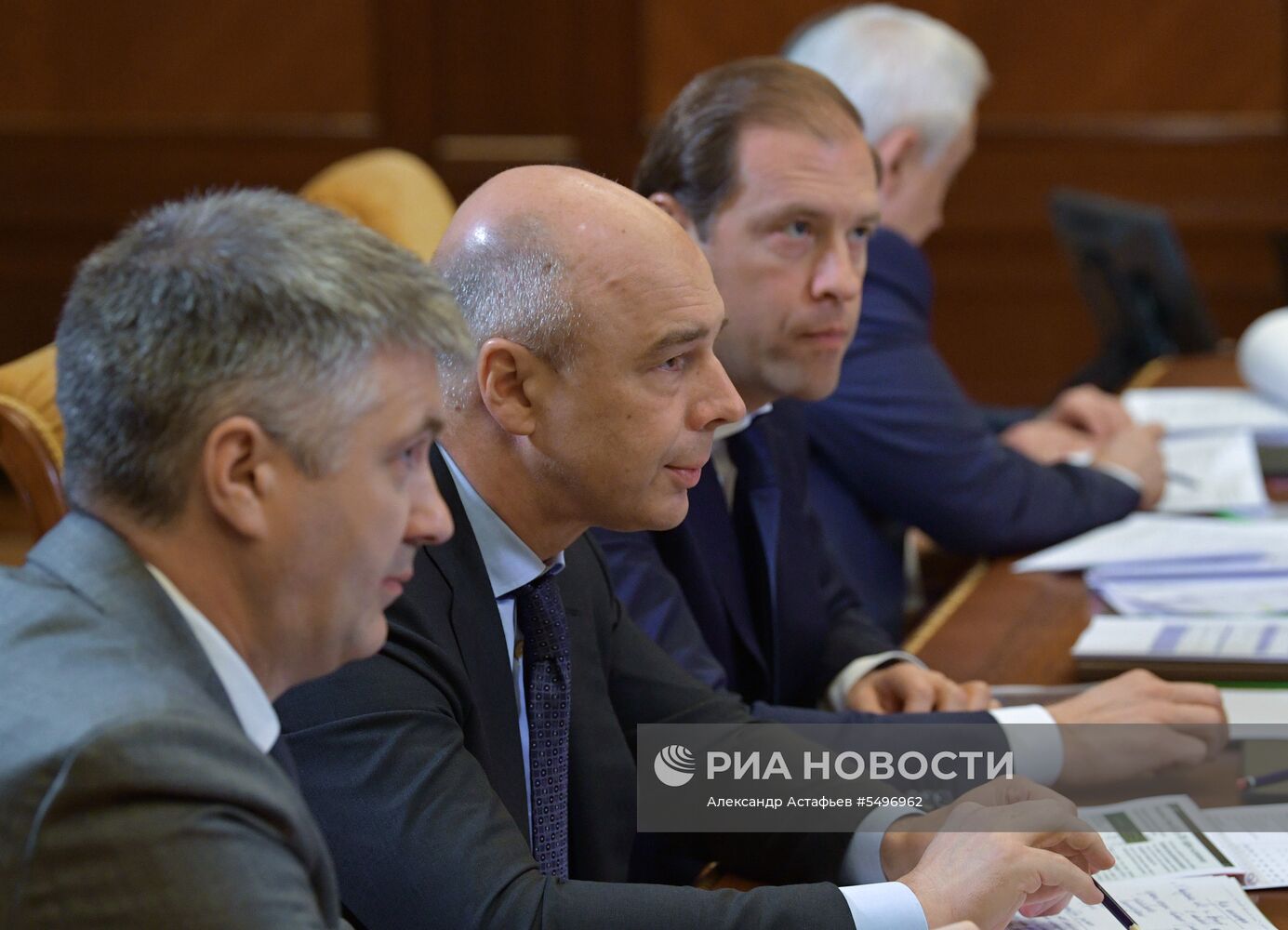Премьер-министр РФ Дмитрий Медведев проведёт совещание по экономическим вопросам 
