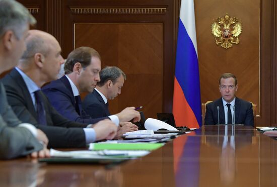Премьер-министр РФ Дмитрий Медведев провел совещание по экономическим вопросам 