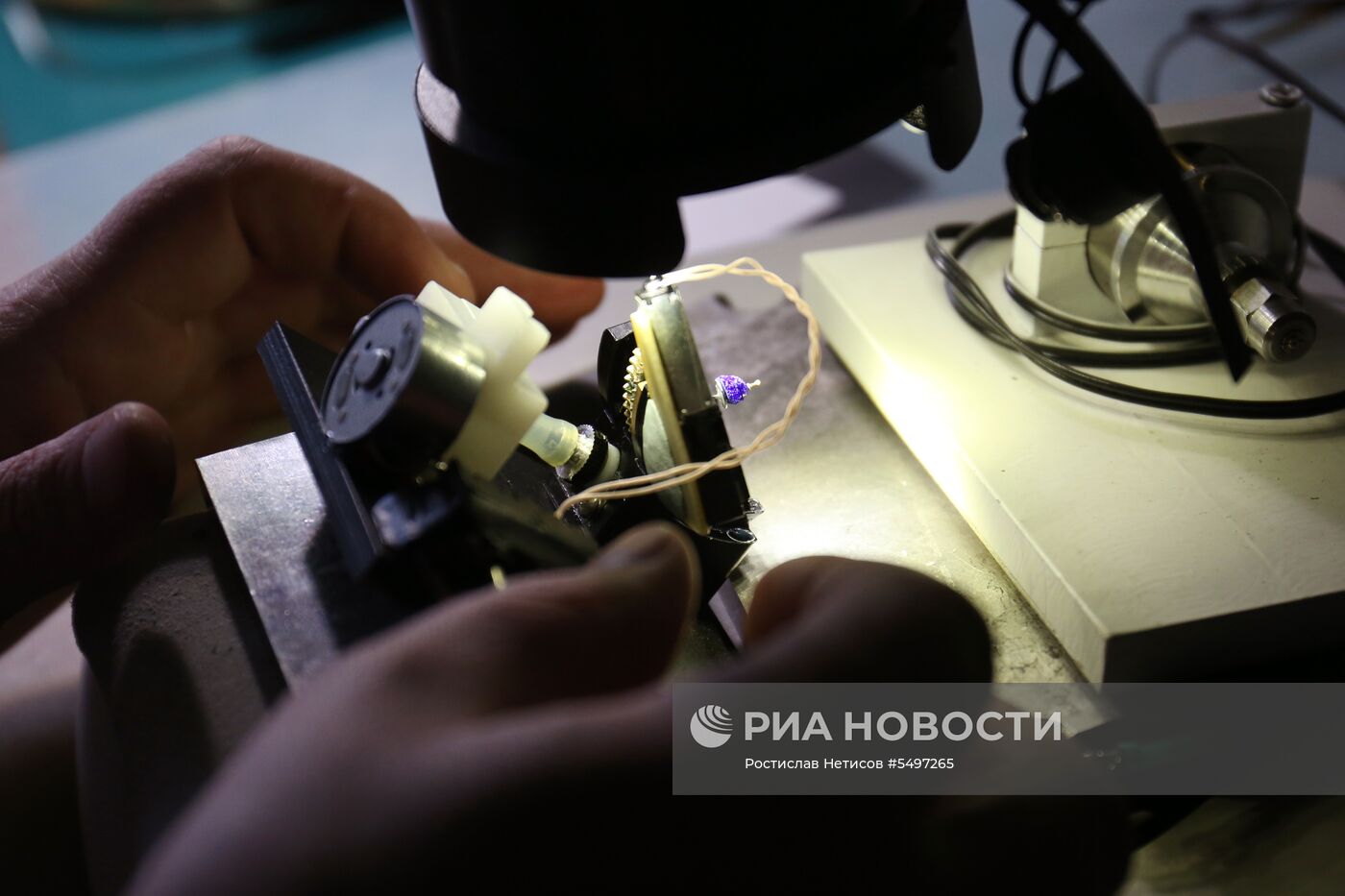 Новосибирский мастер изготовил копию кубка ЧМ по футболу на срезе макового зернышка