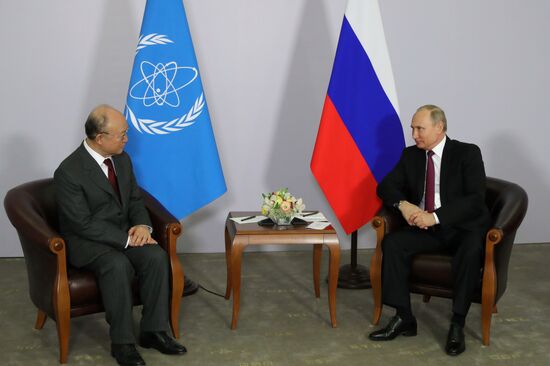Президент РФ В. Путин встретился с директором МАГАТЭ Ю. Амано 