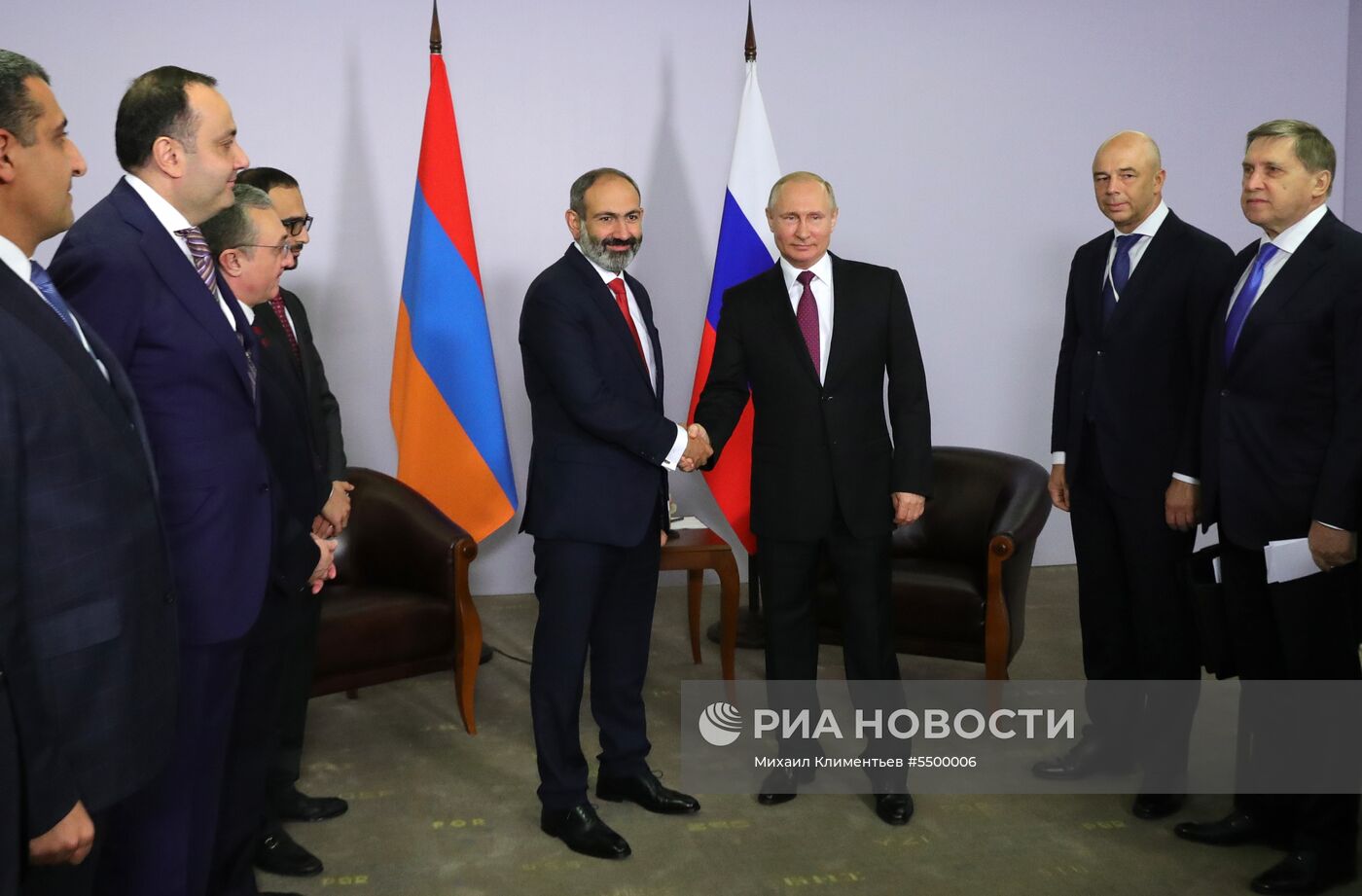  Президент РФ В. Путин встретился с премьер-министром Армении Н. Пашиняном 