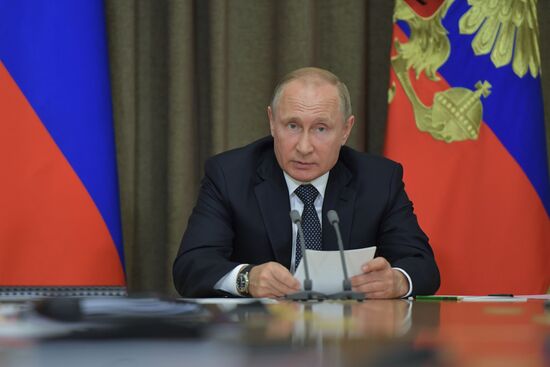 Президент РФ В. Путин провел совещание с руководством минобороны РФ