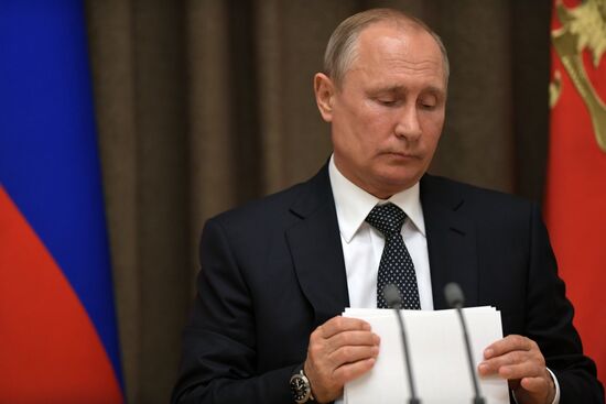 Президент РФ В. Путин провел совещание с руководством минобороны РФ