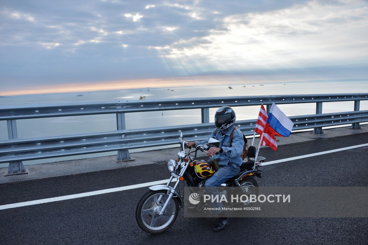 Начало автомобильного движения по Крымскому мосту