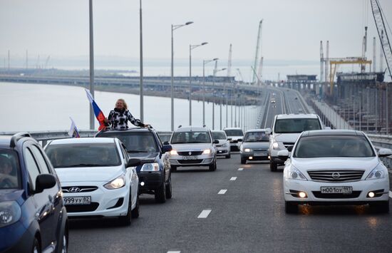 Начало автомобильного движения по Крымскому мосту