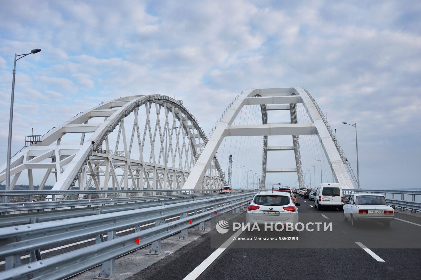 Начало автомобильного движения по Крымскому мосту