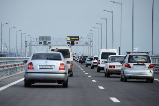 Начало автомобильного движения по Крымскому мосту