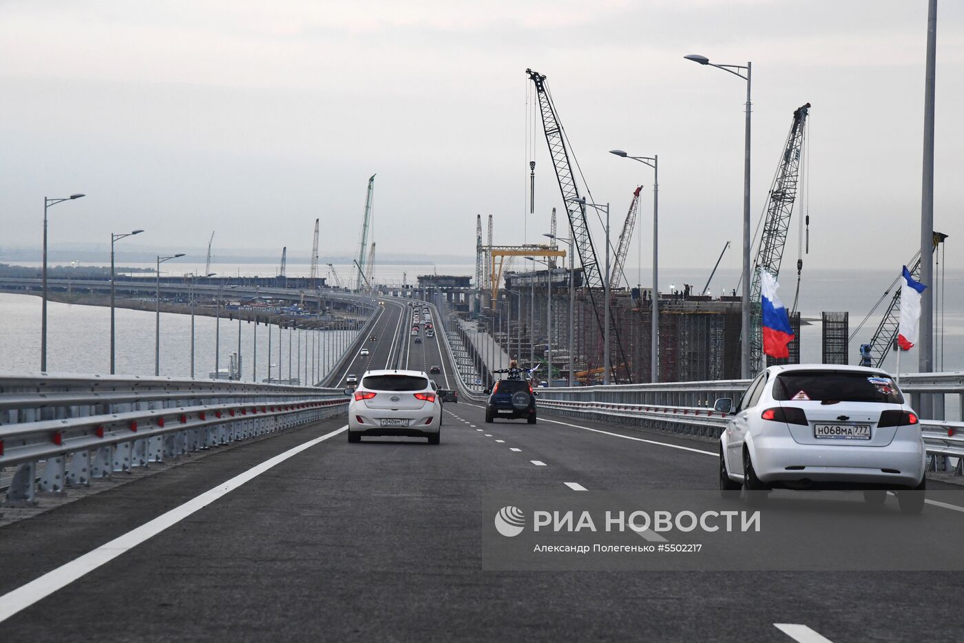 Начало автомобильного движения по Крымскому мосту
