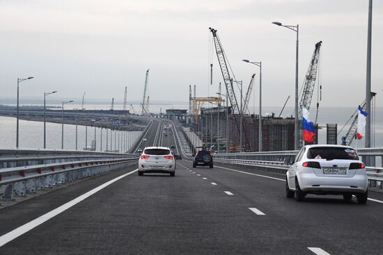 Начало автомобильного движения по Крымскому мосту