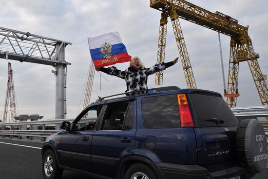 Начало автомобильного движения по Крымскому мосту