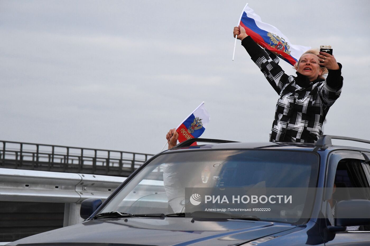 Начало автомобильного движения по Крымскому мосту