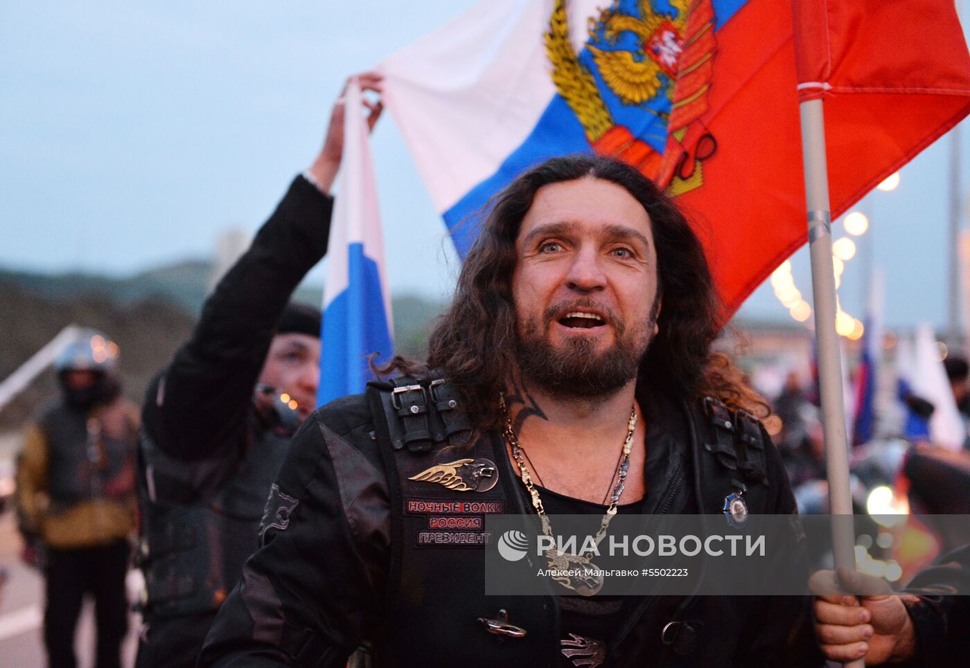 Начало автомобильного движения по Крымскому мосту