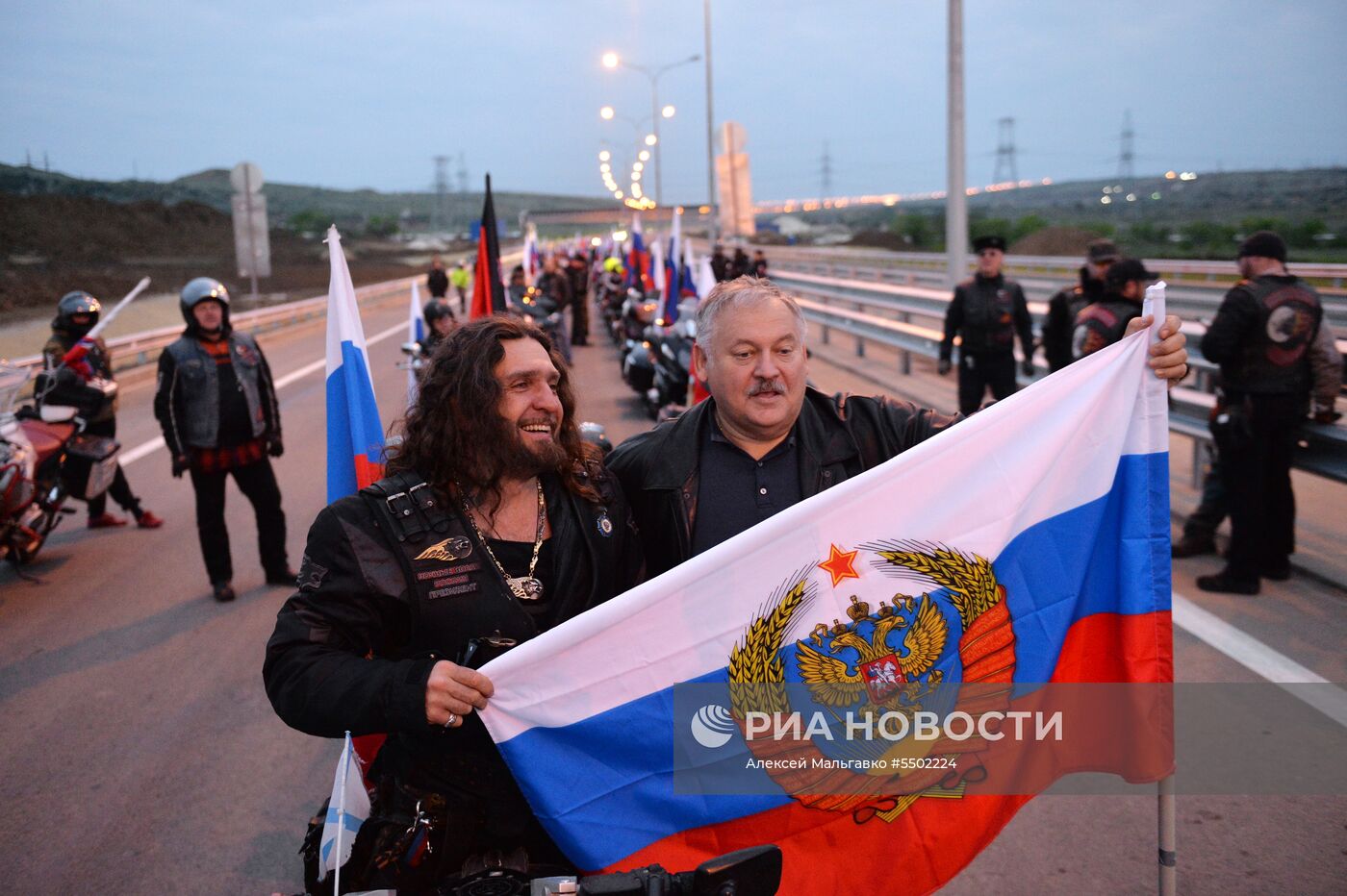 Начало автомобильного движения по Крымскому мосту