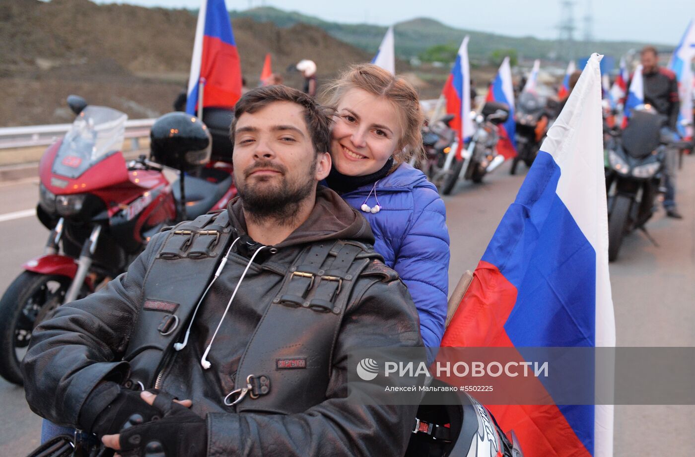 Начало автомобильного движения по Крымскому мосту