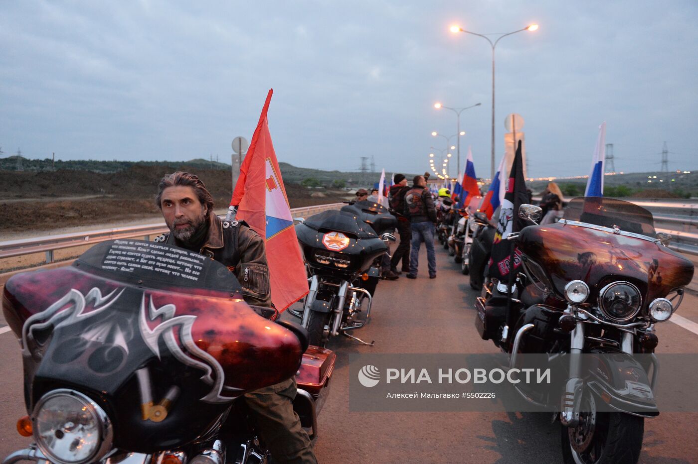 Начало автомобильного движения по Крымскому мосту