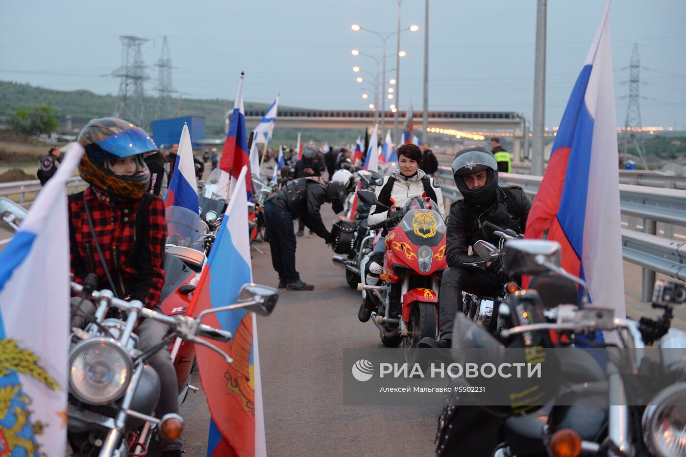 Начало автомобильного движения по Крымскому мосту