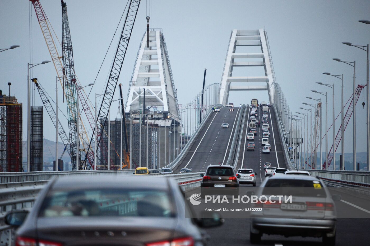 Начало автомобильного движения по Крымскому мосту